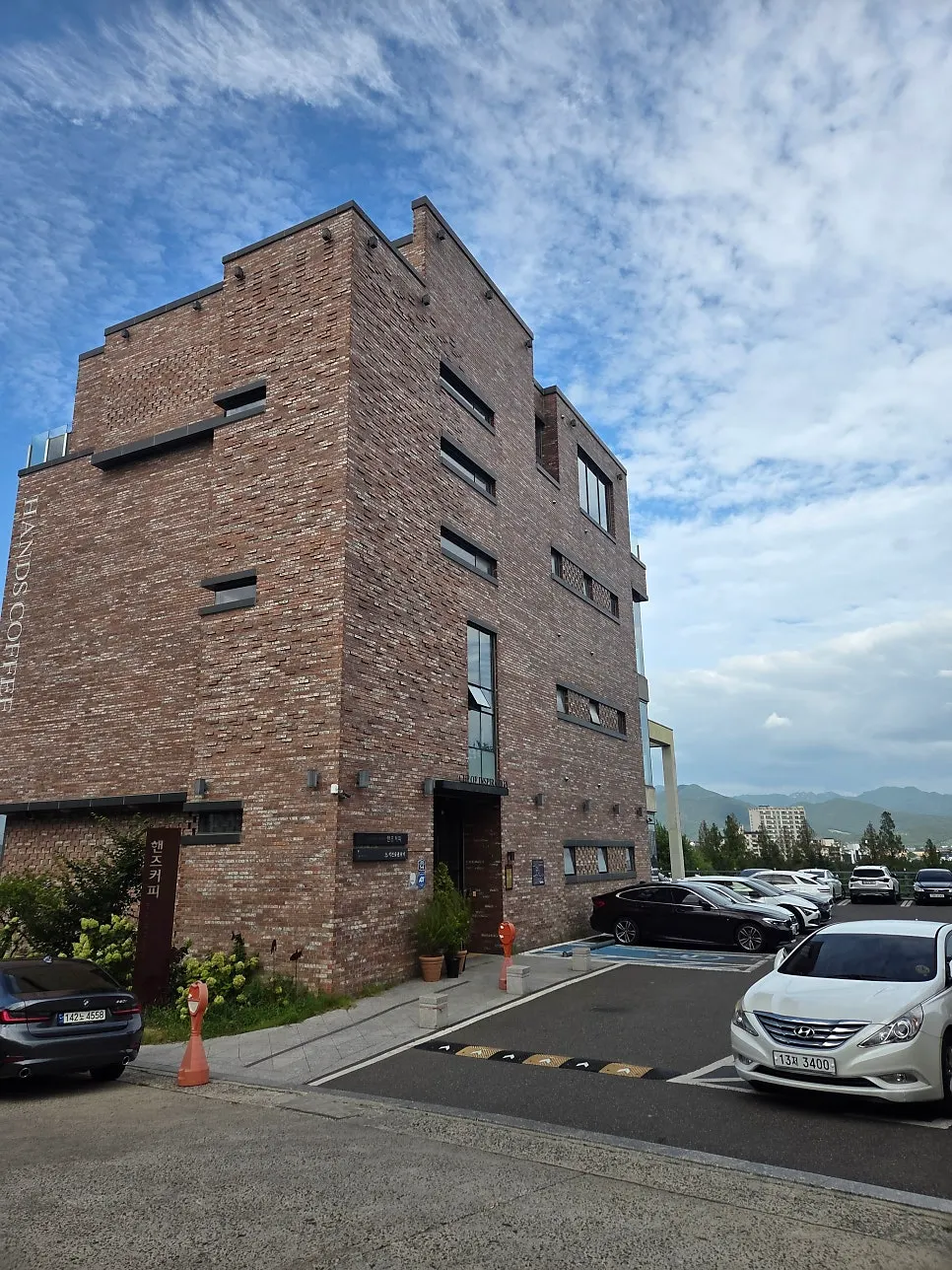 Building spaces at Hands Coffee Dongchon Resort Branch
