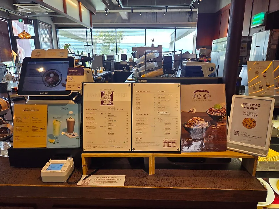 Café ordering and tray-return area