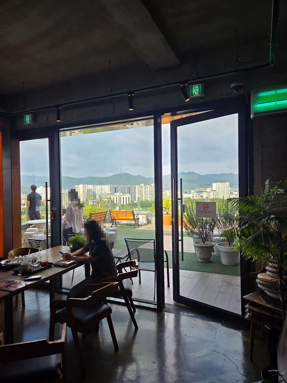 Fourth-floor rooftop panoramic view