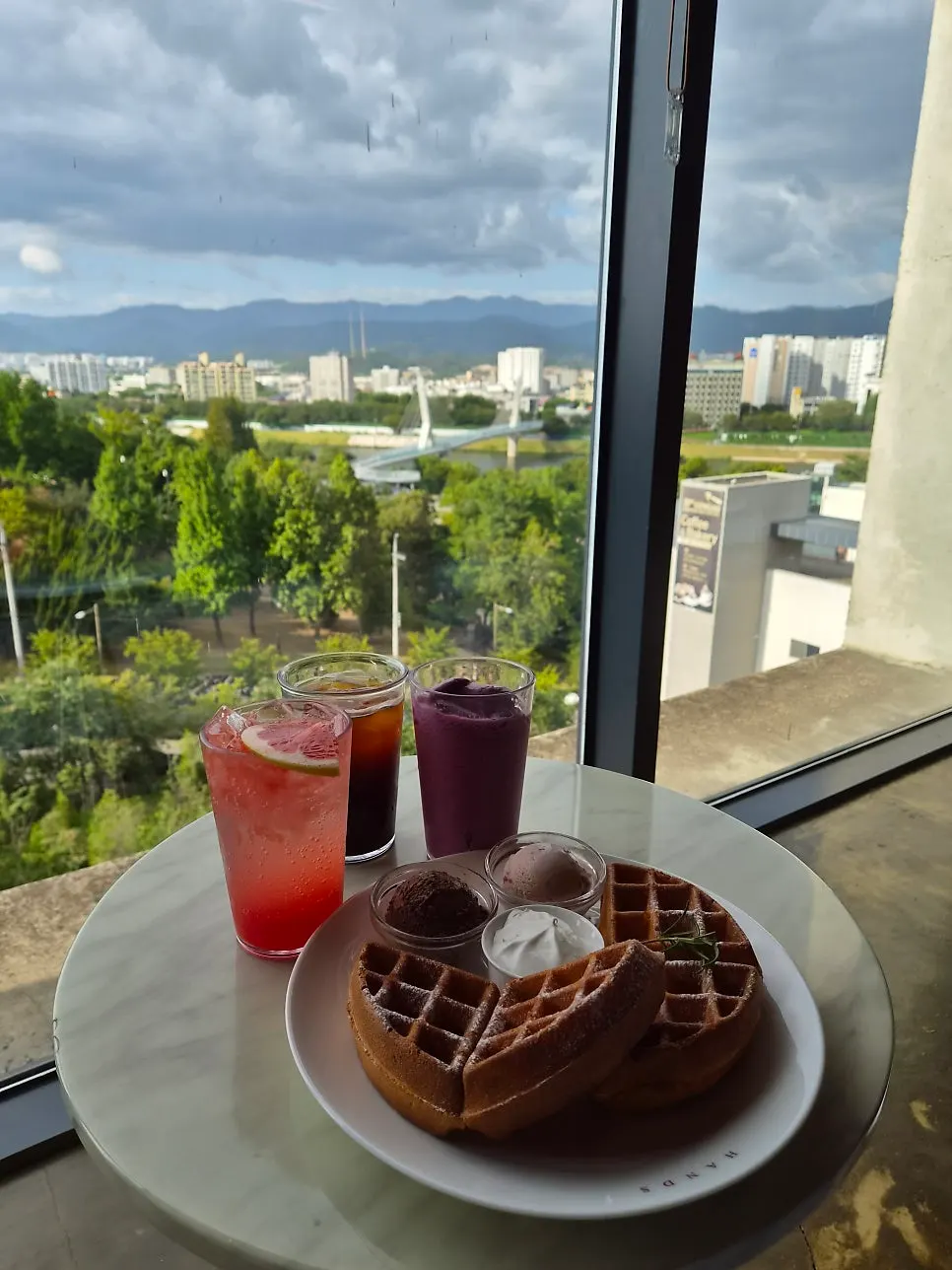 Waffles and drinks with a river view