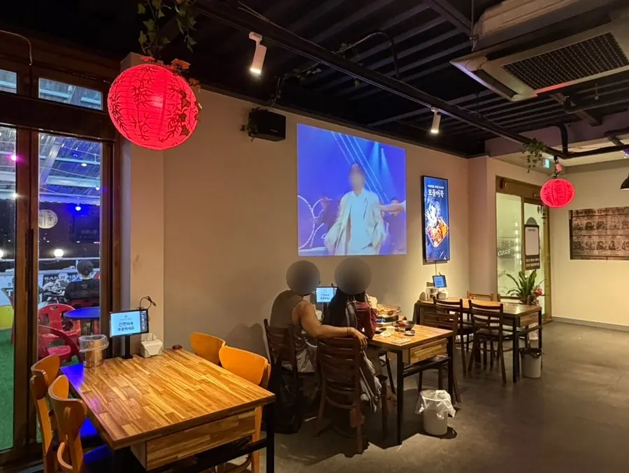 Table layout inside Eomuk Pocha Tong