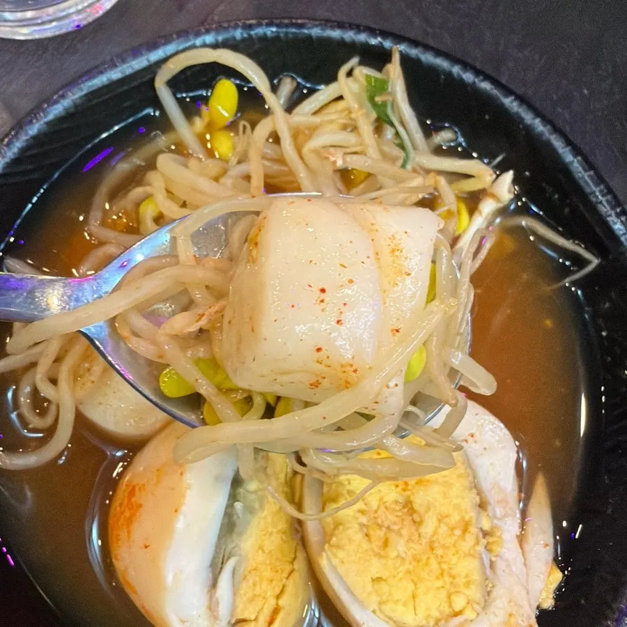 Rice cake and fish cake lifted out of the pot