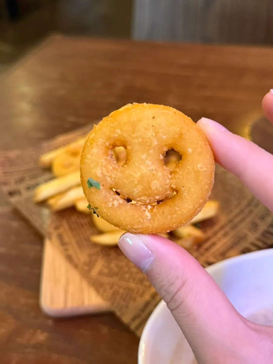 Smiley fries served with wine