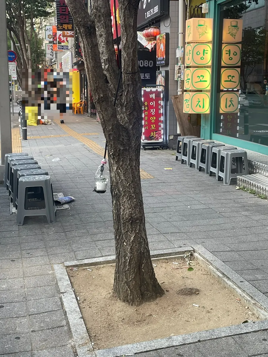 Waiting-list board in front of Yangbokjeom's entrance