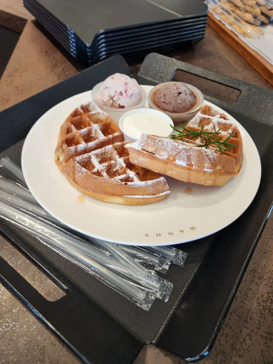 Brunch atmosphere at a Dongchon Resort café