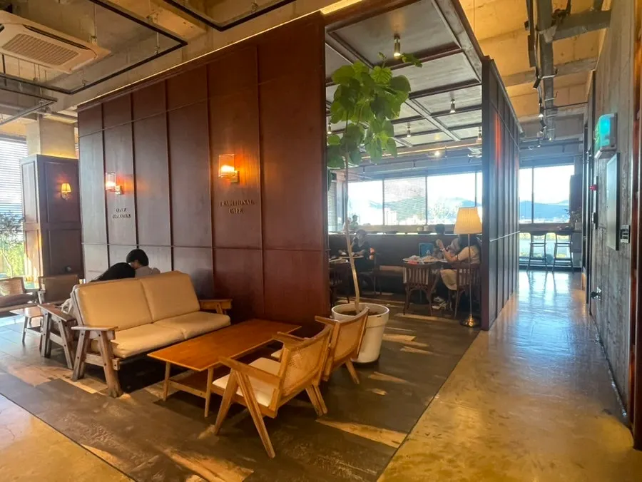 Spacious and varied café seating