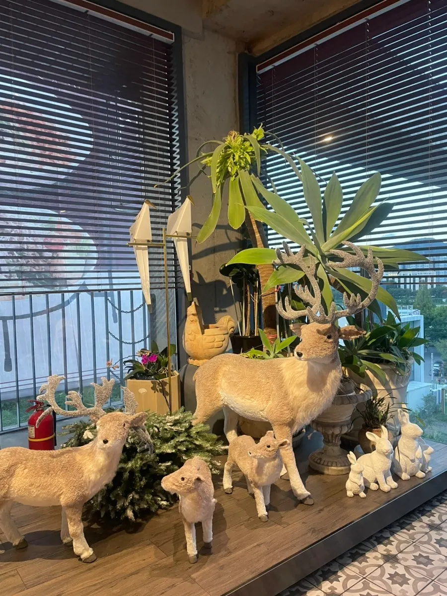Café seating available for groups