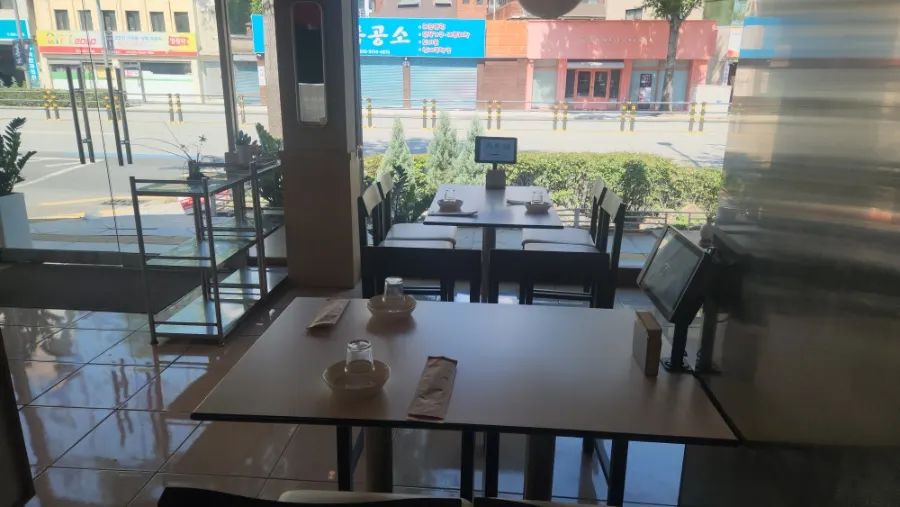 큰 창이 있는 태경옥 홀 좌석