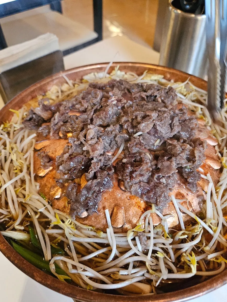 자작한 국물의 서울식불고기와 야채, 버섯