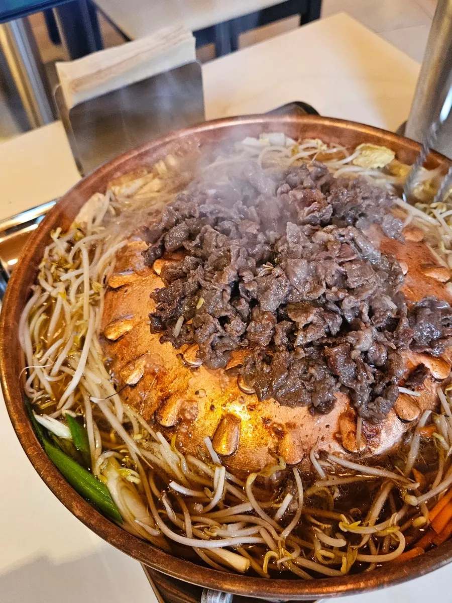 불고기 국물에 비빈 밥과 고기 한 점
