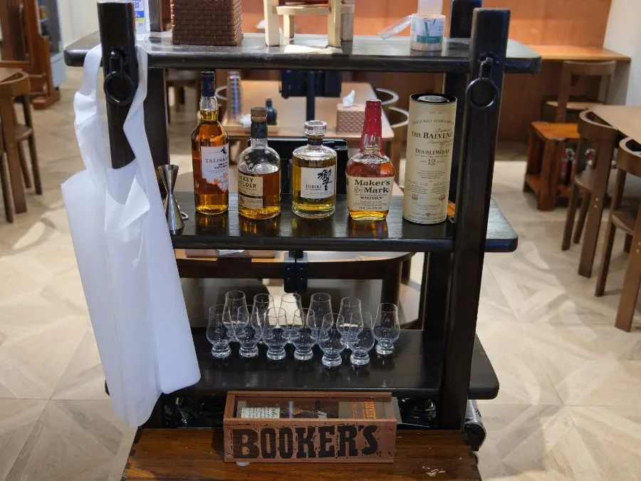 Various liquors displayed at Uldong Bossam