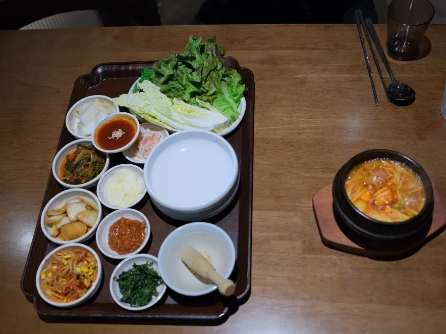 Sundubu-jjigae provided free with the Uldong Bossam set