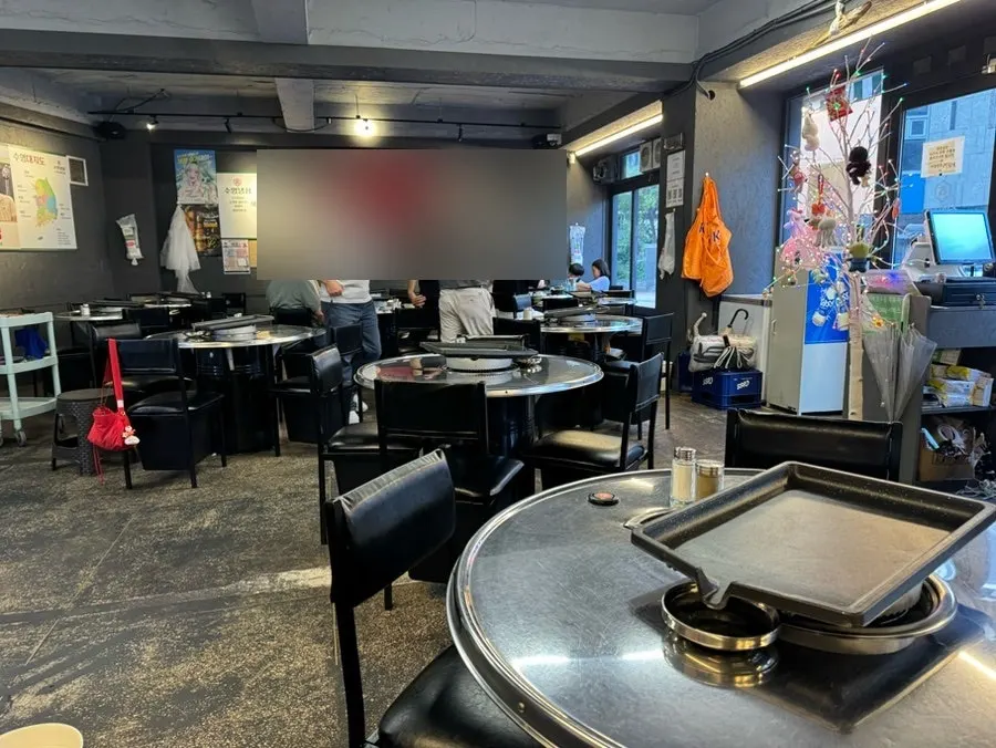 Table seating with a grill at Suyeong Naengsam