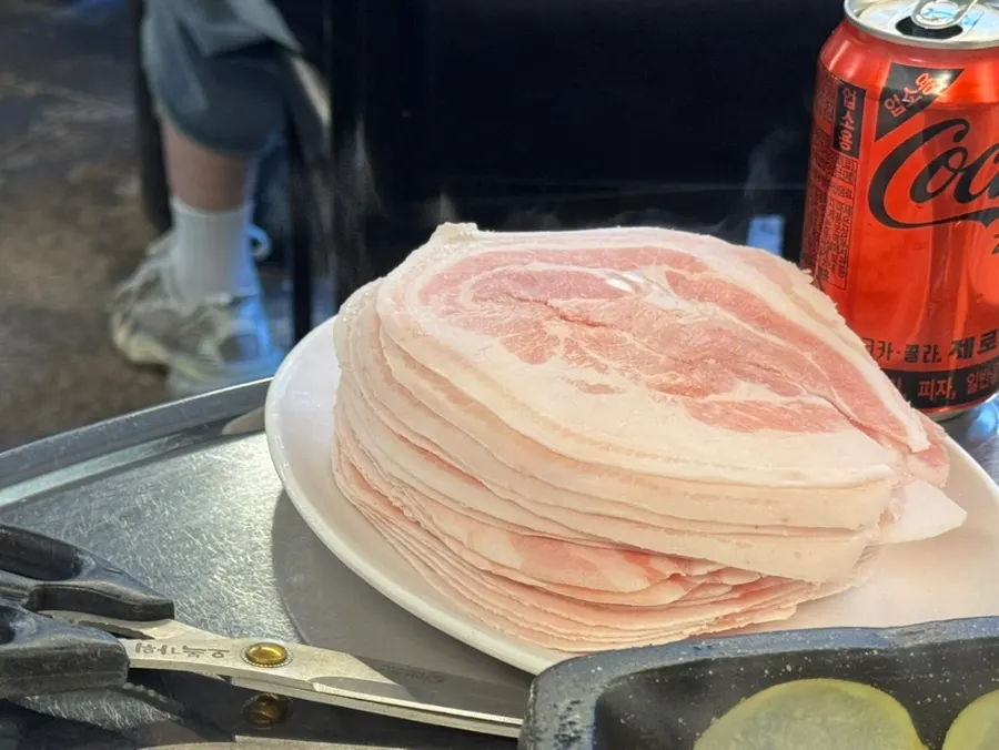A plate of quick-frozen sliced pork belly