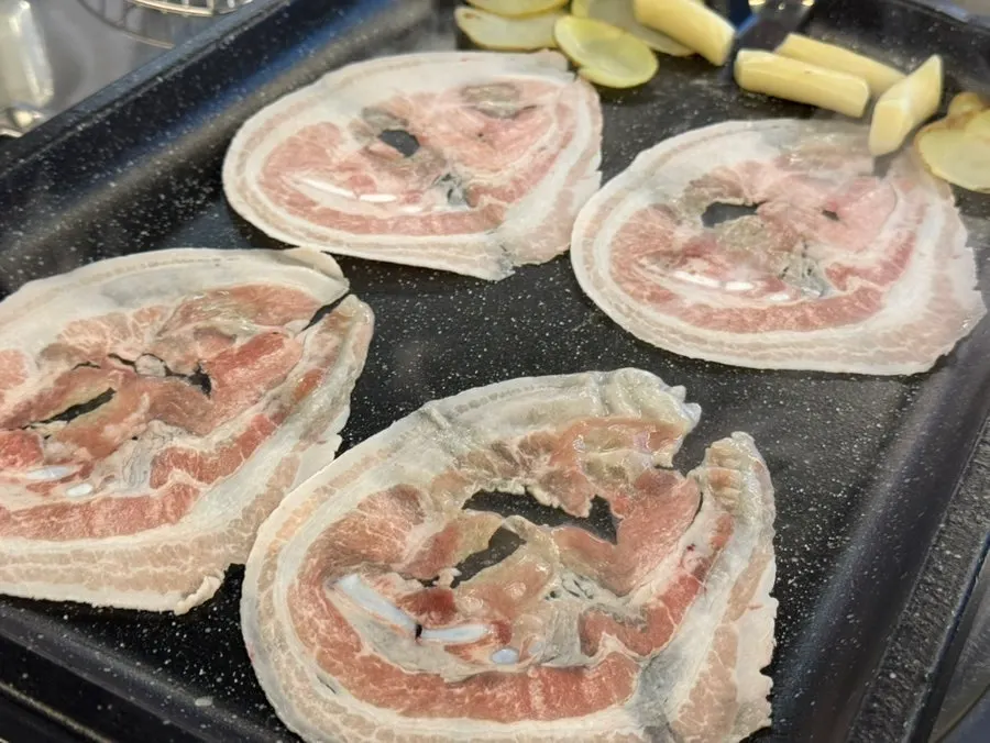 Naengsam grilled to a golden brown