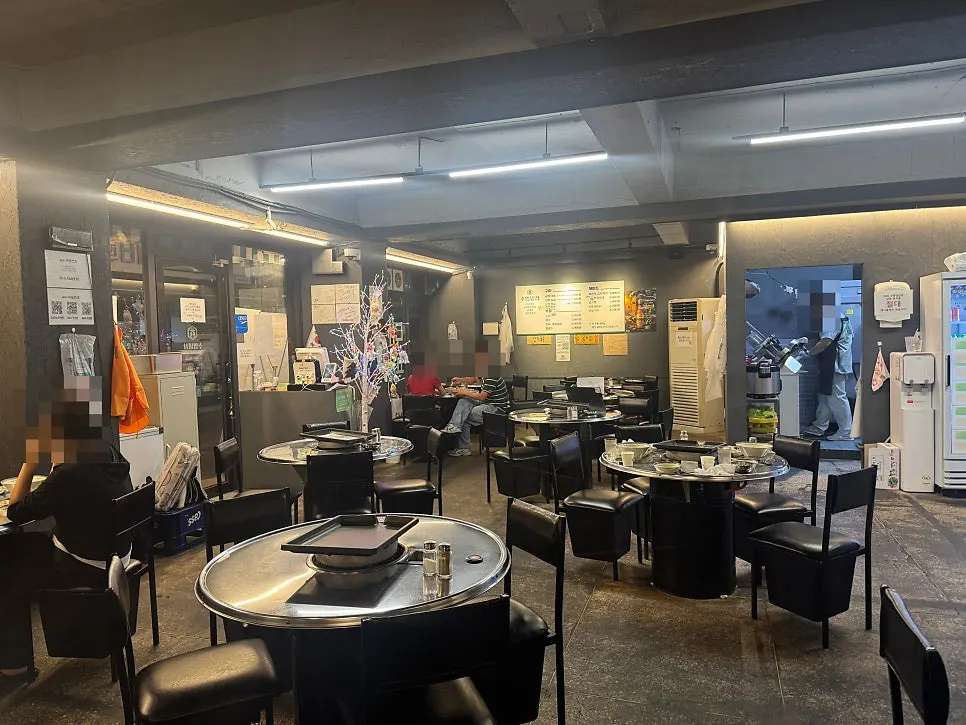 수영냉삼 대구 직영점 내부 테이블 전경