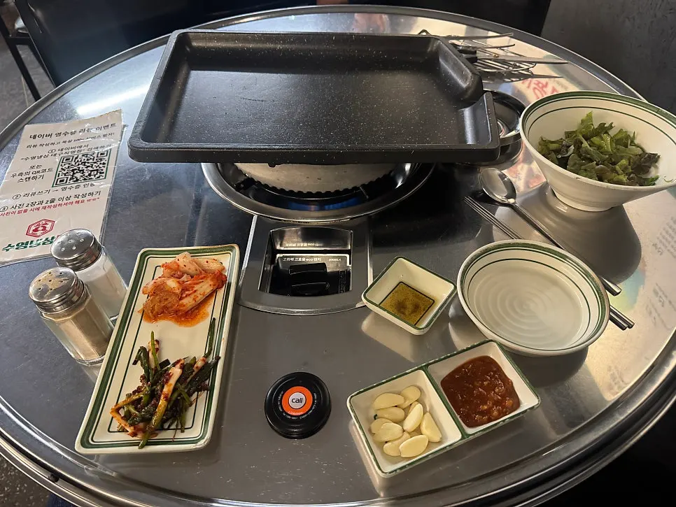깔끔하게 관리된 고기집 실내 좌석