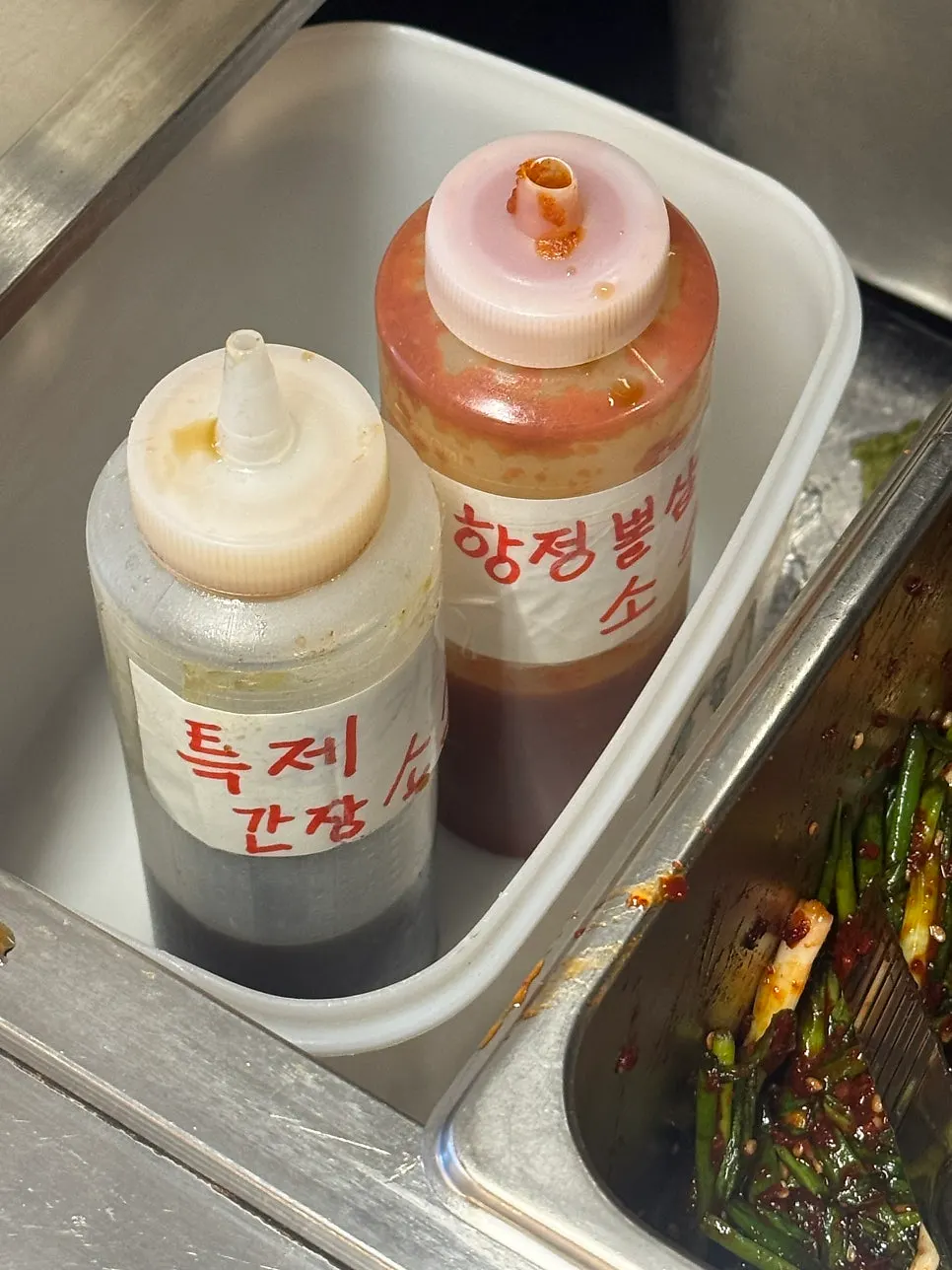 양념과 특제 소스가 마련된 셀프바 코너