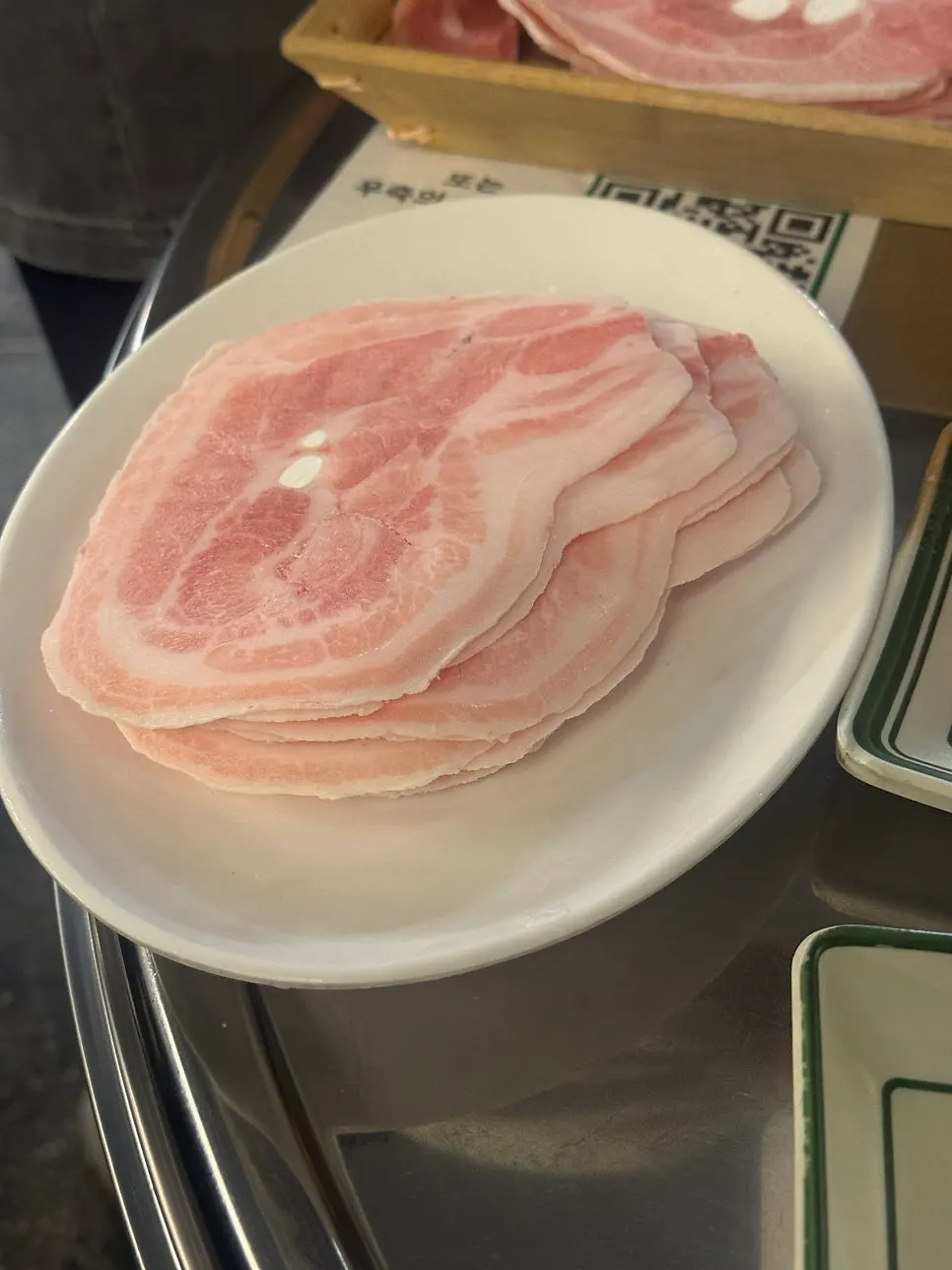 반찬과 소스를 담은 접시