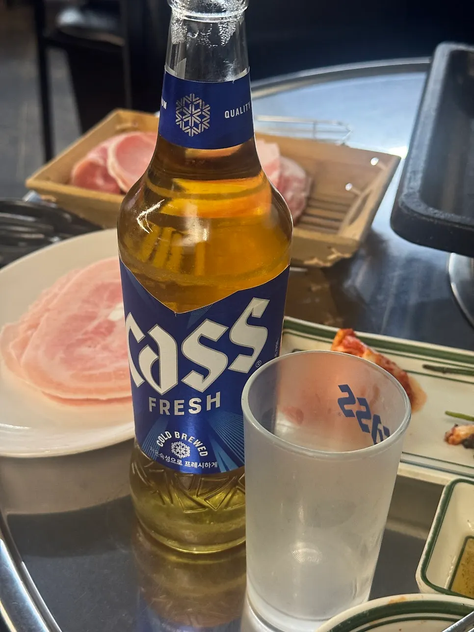 고기 안주와 함께한 맥주 한 잔