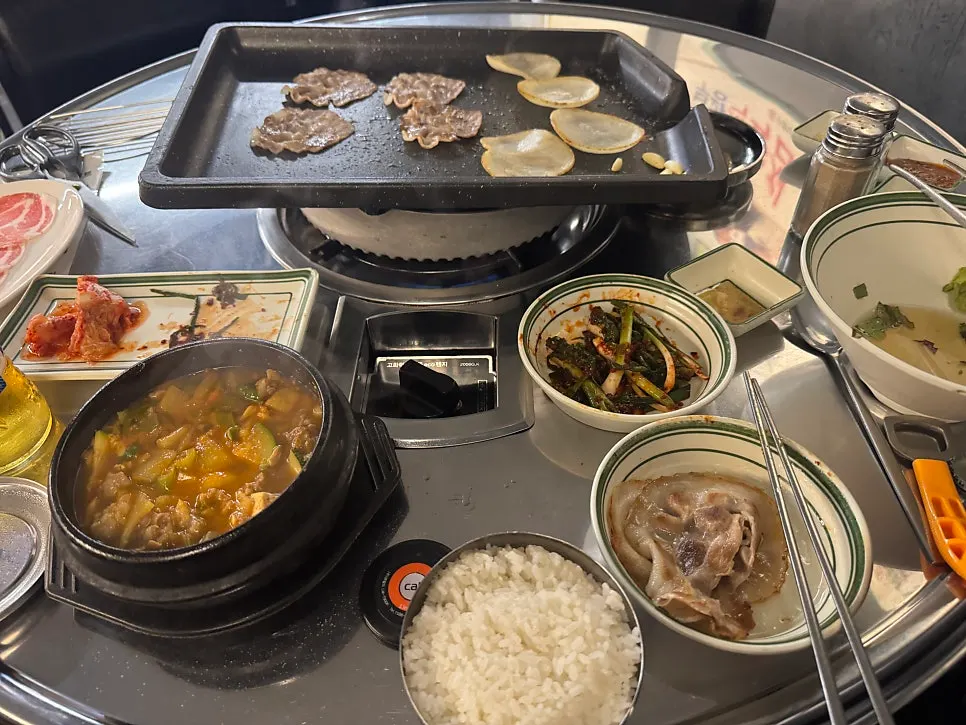 두부와 애호박이 든 고기 된장찌개 뚝배기