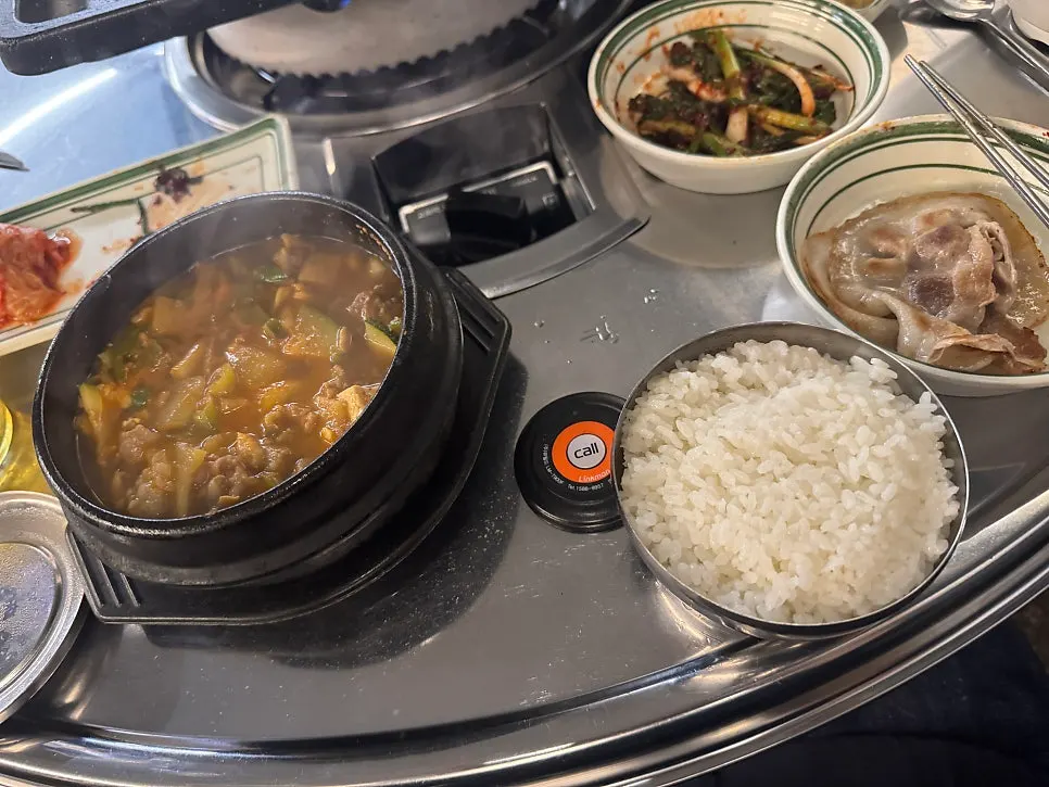 공기밥과 된장찌개로 마무리한 식사
