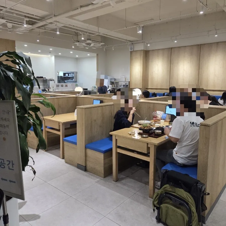 카페동이 동성로본점 모던한 내부 좌석