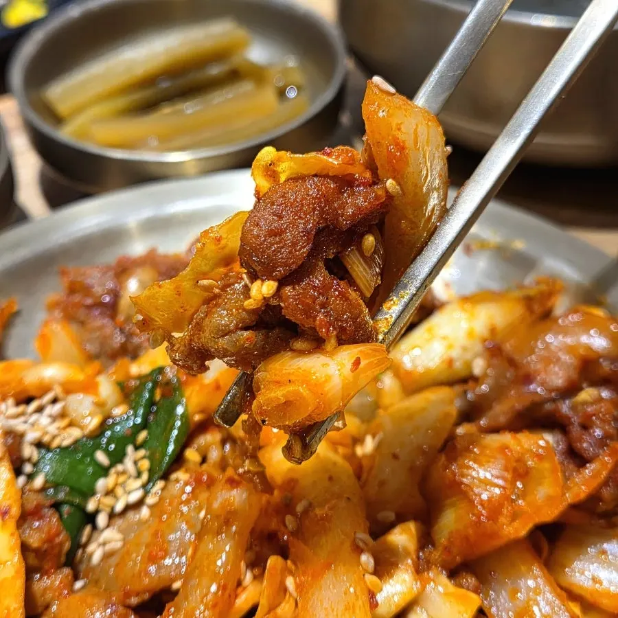 김에 밥과 직화 제육을 올린 모습