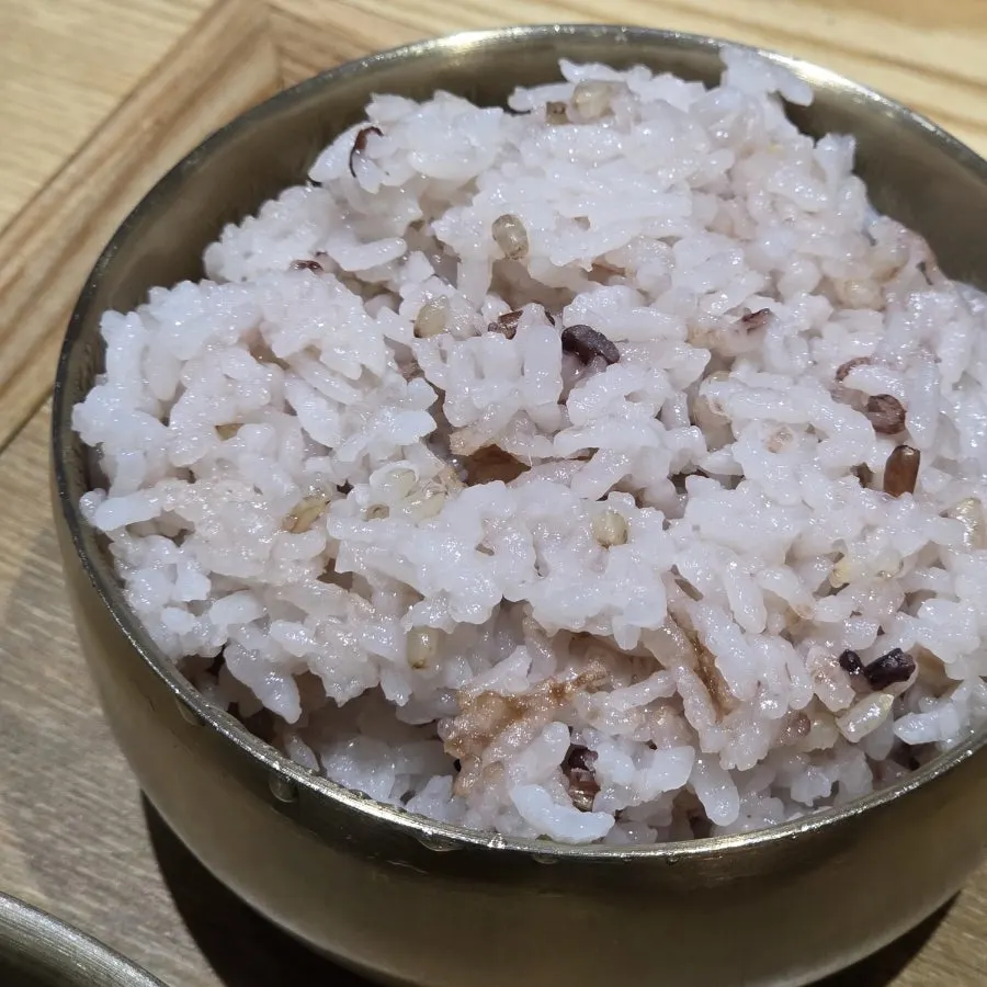 밥상마다 나오는 오곡밥과 들깨미역국
