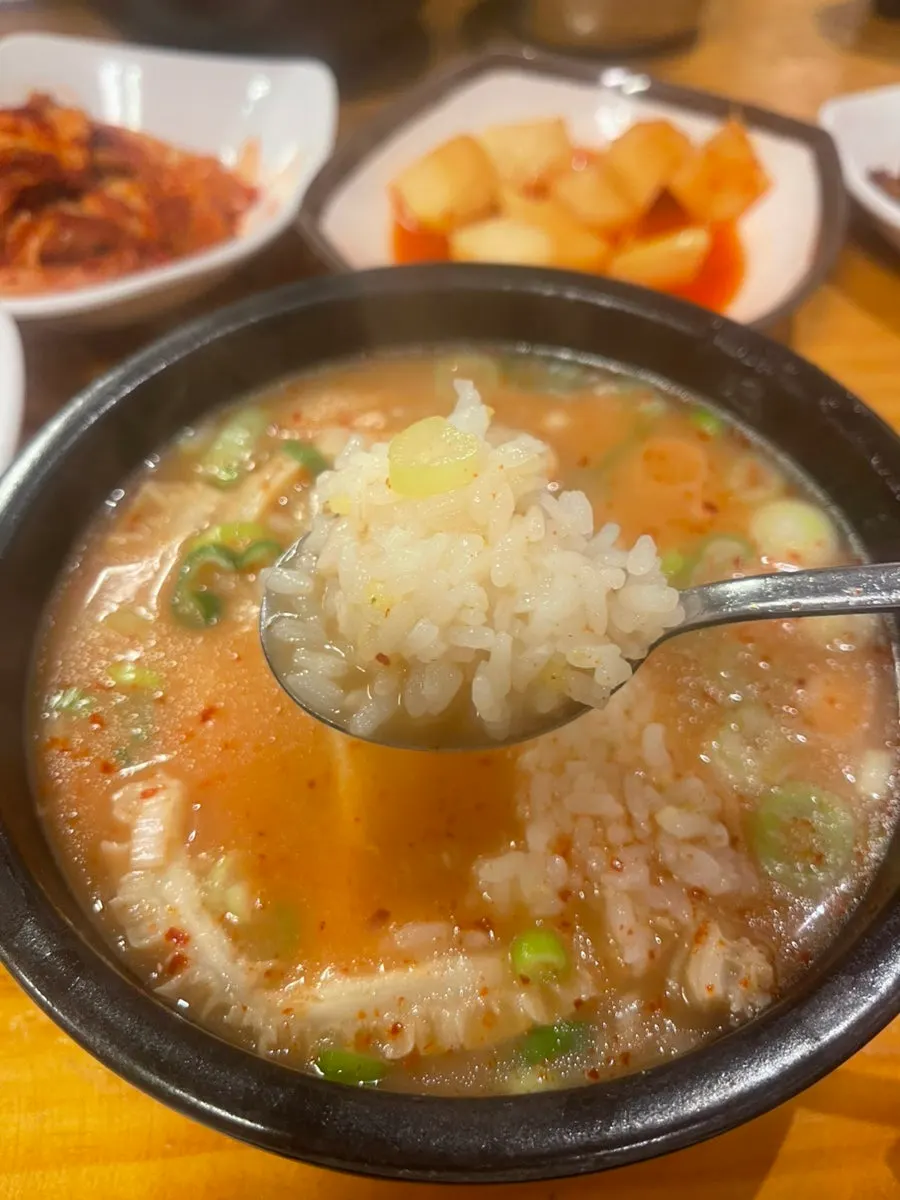 Gukbap meal served with kimchi and kkakdugi