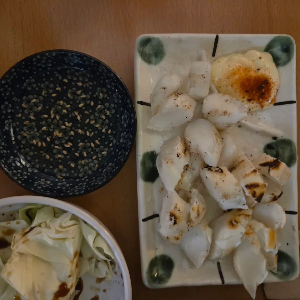Grilled rice cake served with mayo and honey