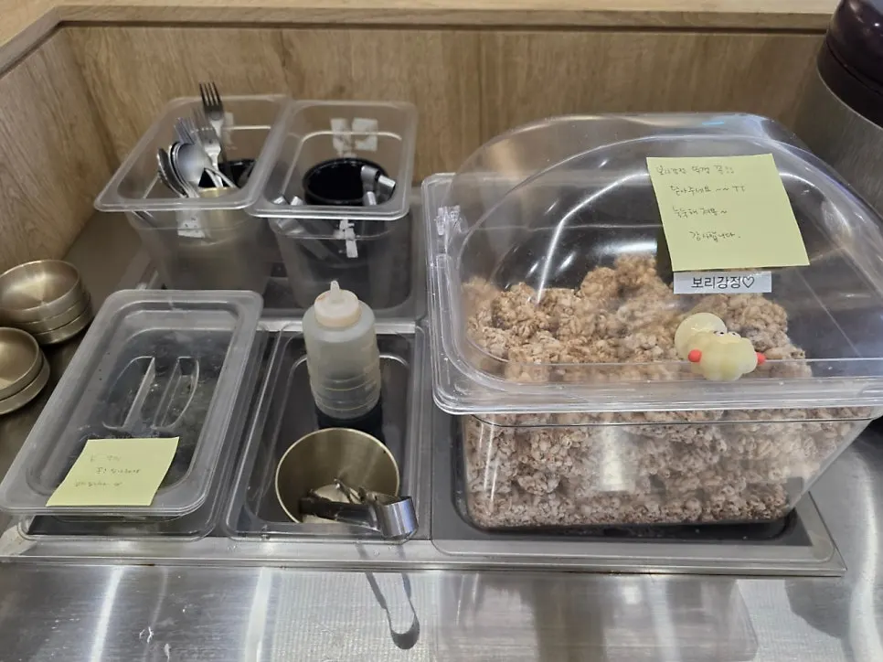 Service zone with five-grain rice cooker and hutgae tea