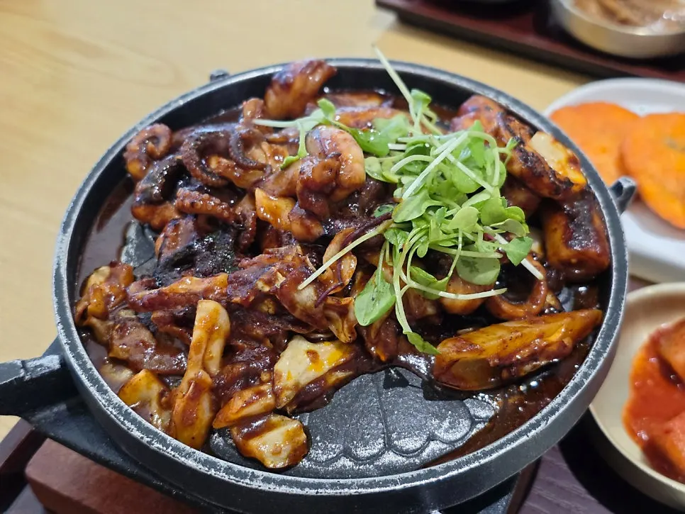 Stir-fried baby octopus on a mini grill