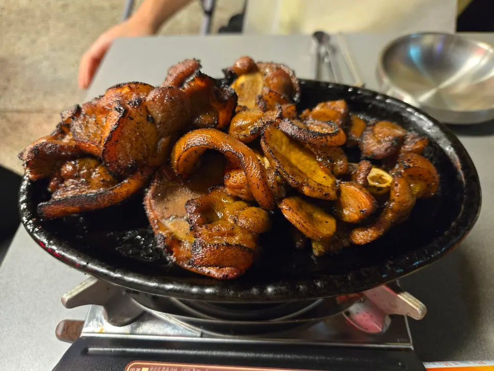 가스버너 철판 위에 올려진 뻘건족구이