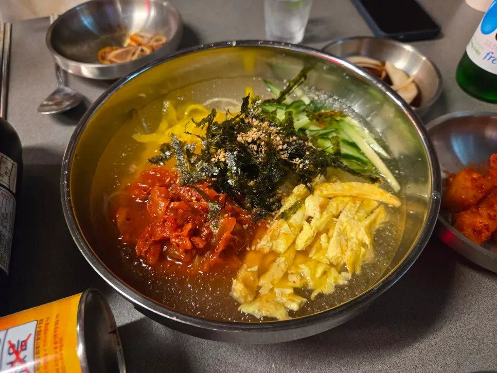 토핑이 올라간 김치말이국수
