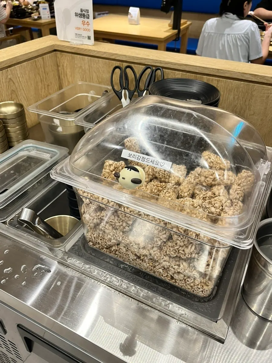 Unlimited fried egg and five-grain rice corner