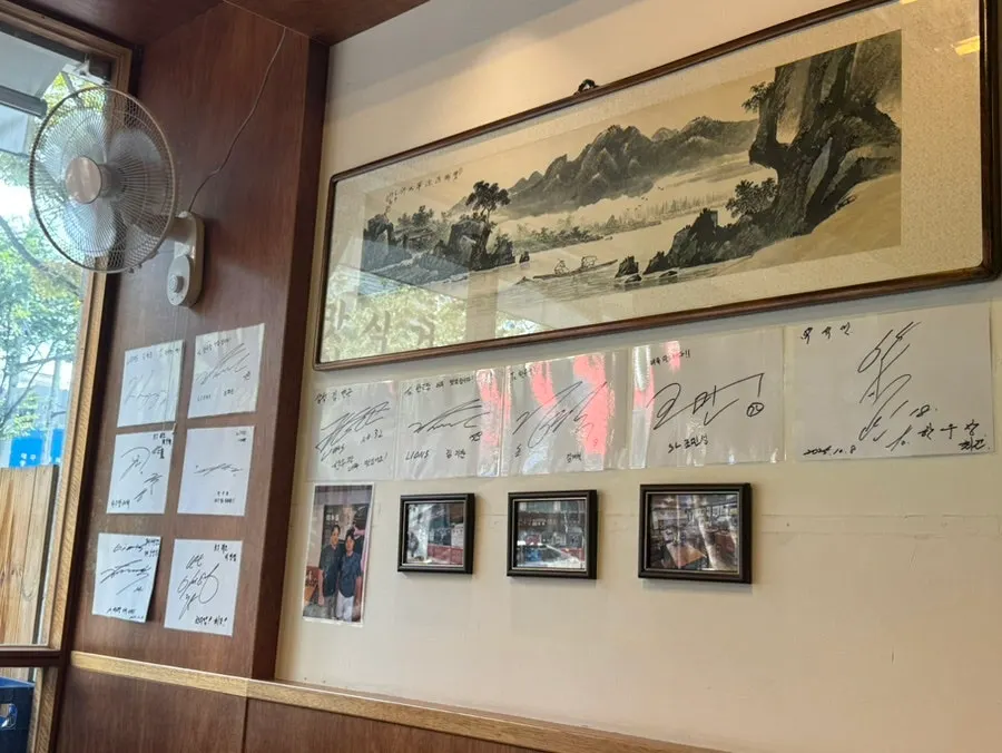 Hanwoojang's spacious dining hall tables