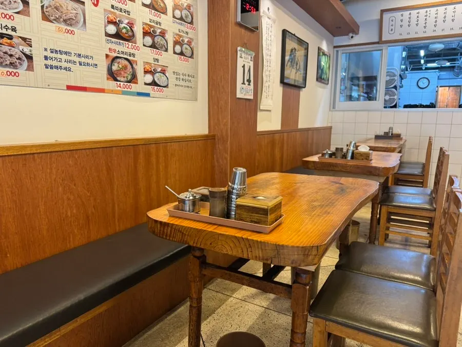 Customers seated in Hanwoojang's dining hall