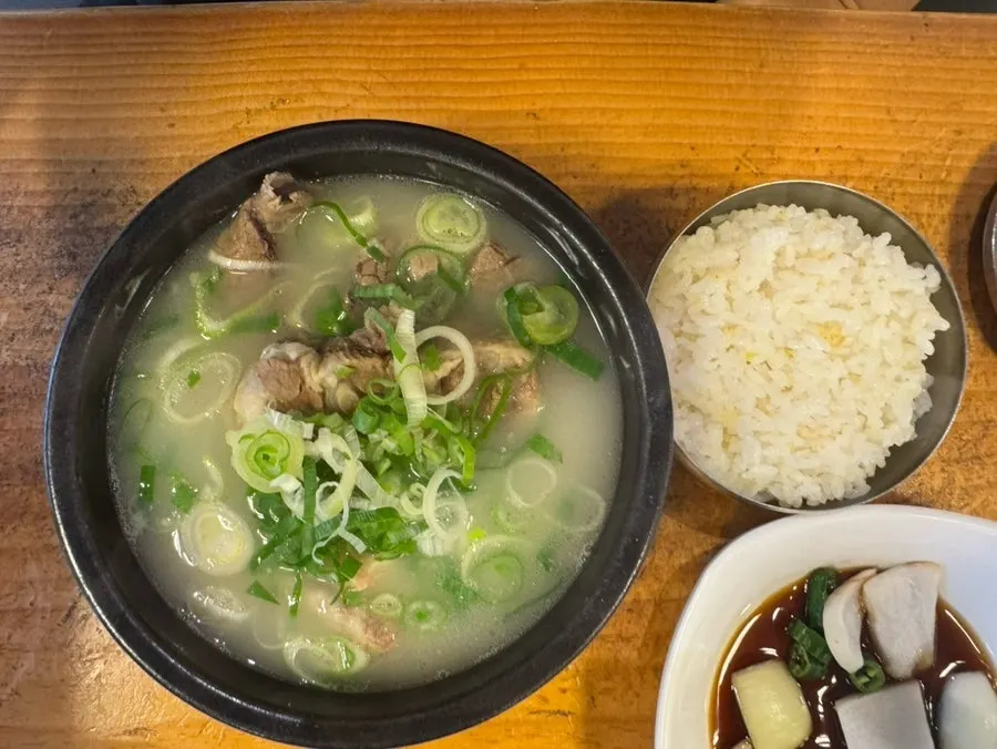 Ttaro-gukbap broth with a bowl of rice