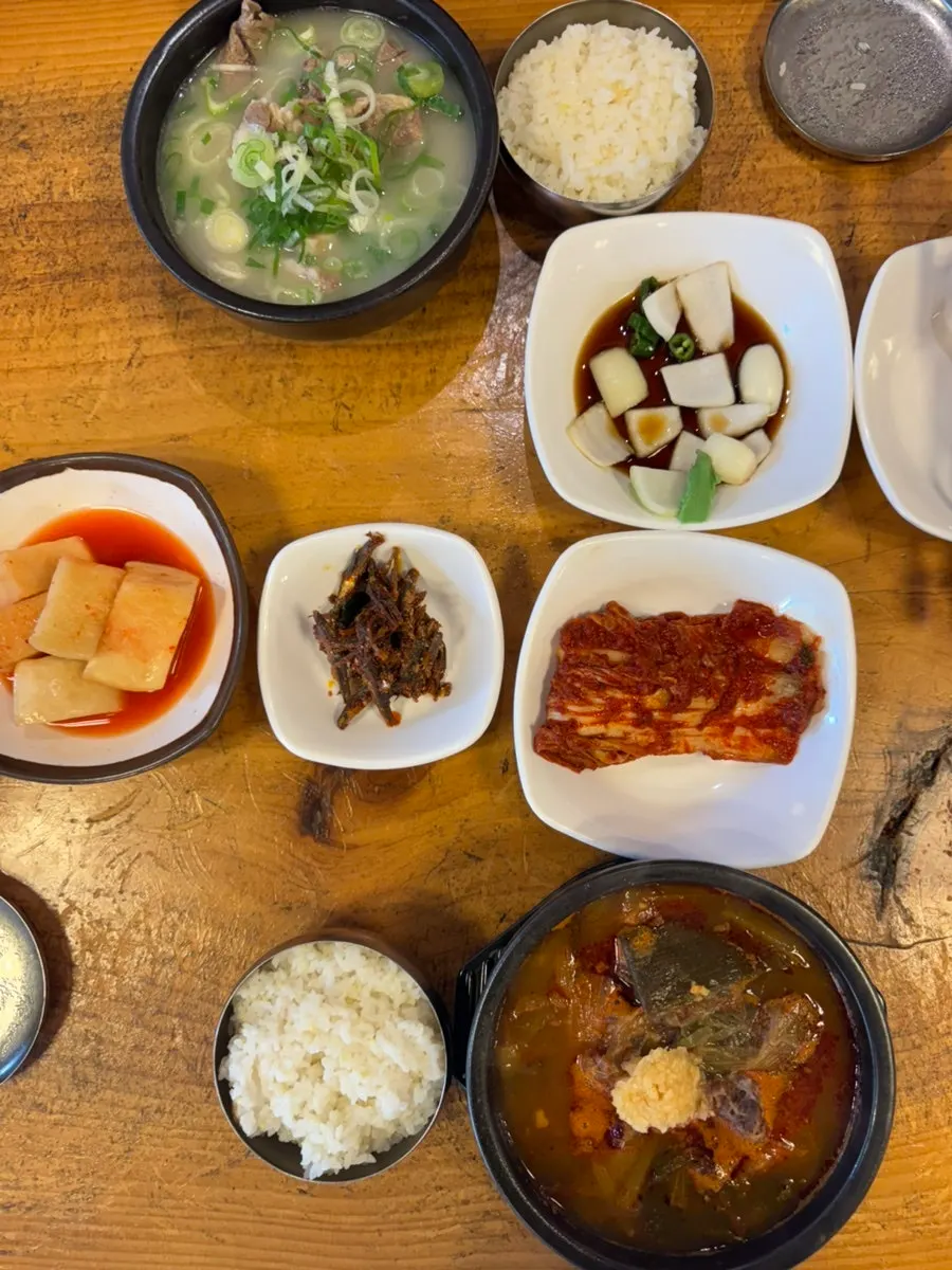 Finished gukbap table setting at Hanwoojang