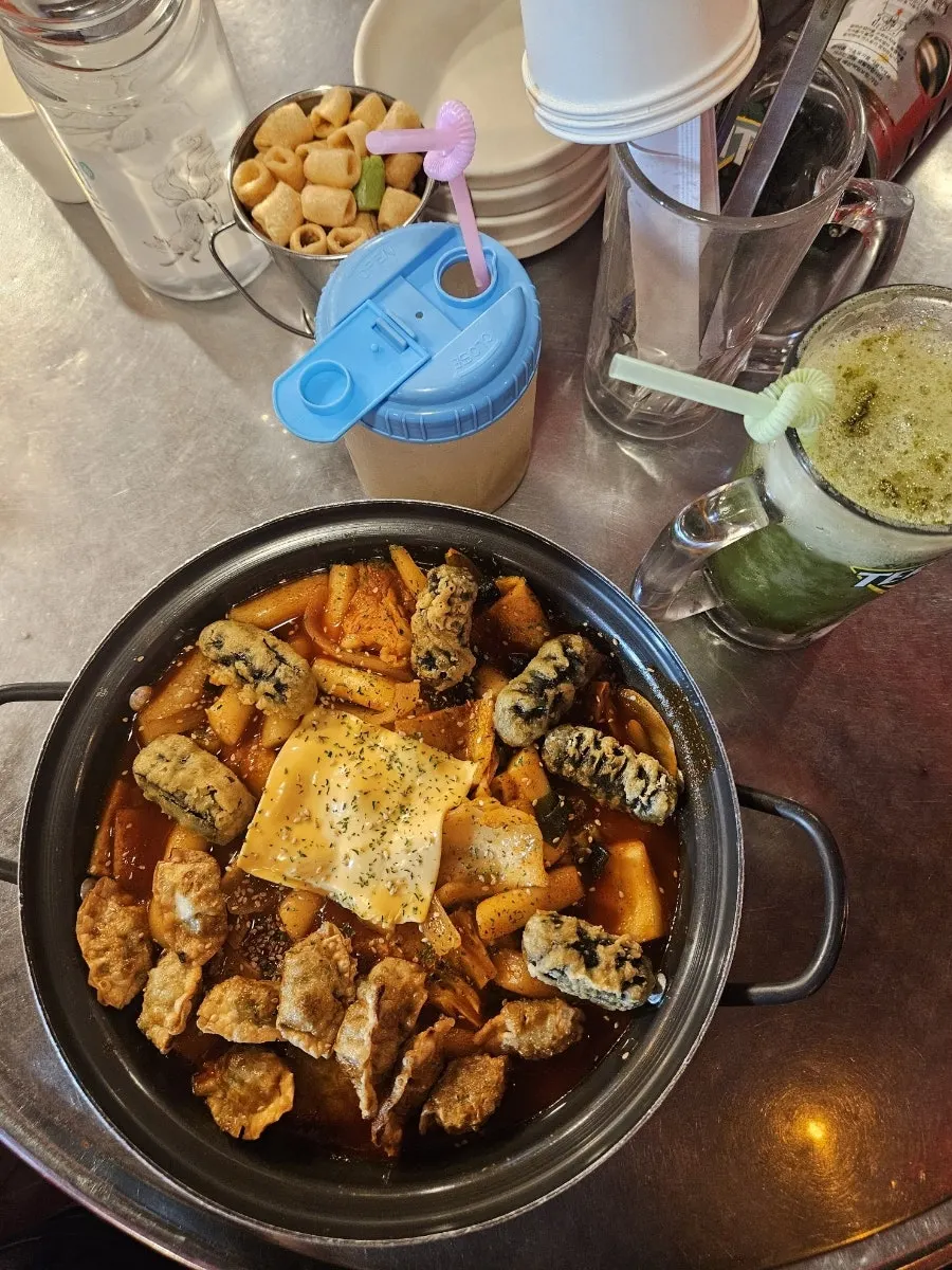 주문한 떡볶이와 국물닭발 한 상