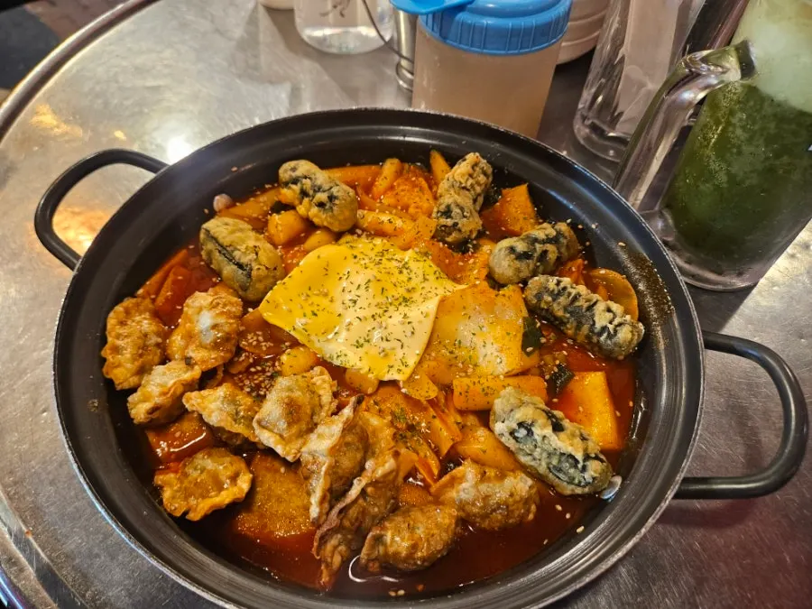 야채와 당면튀김이 올라간 떡볶이