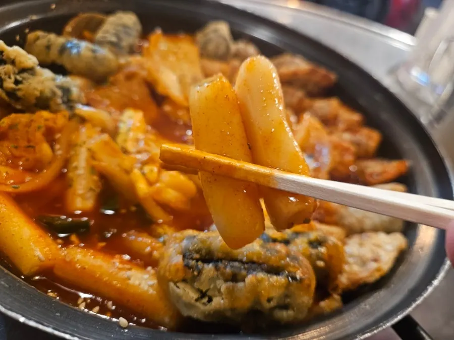 어묵과 만두가 들어간 룸포장마차 떡볶이