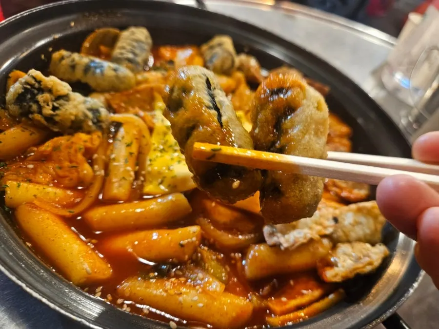 쫄깃한 떡과 바삭한 튀김잡채 클로즈업