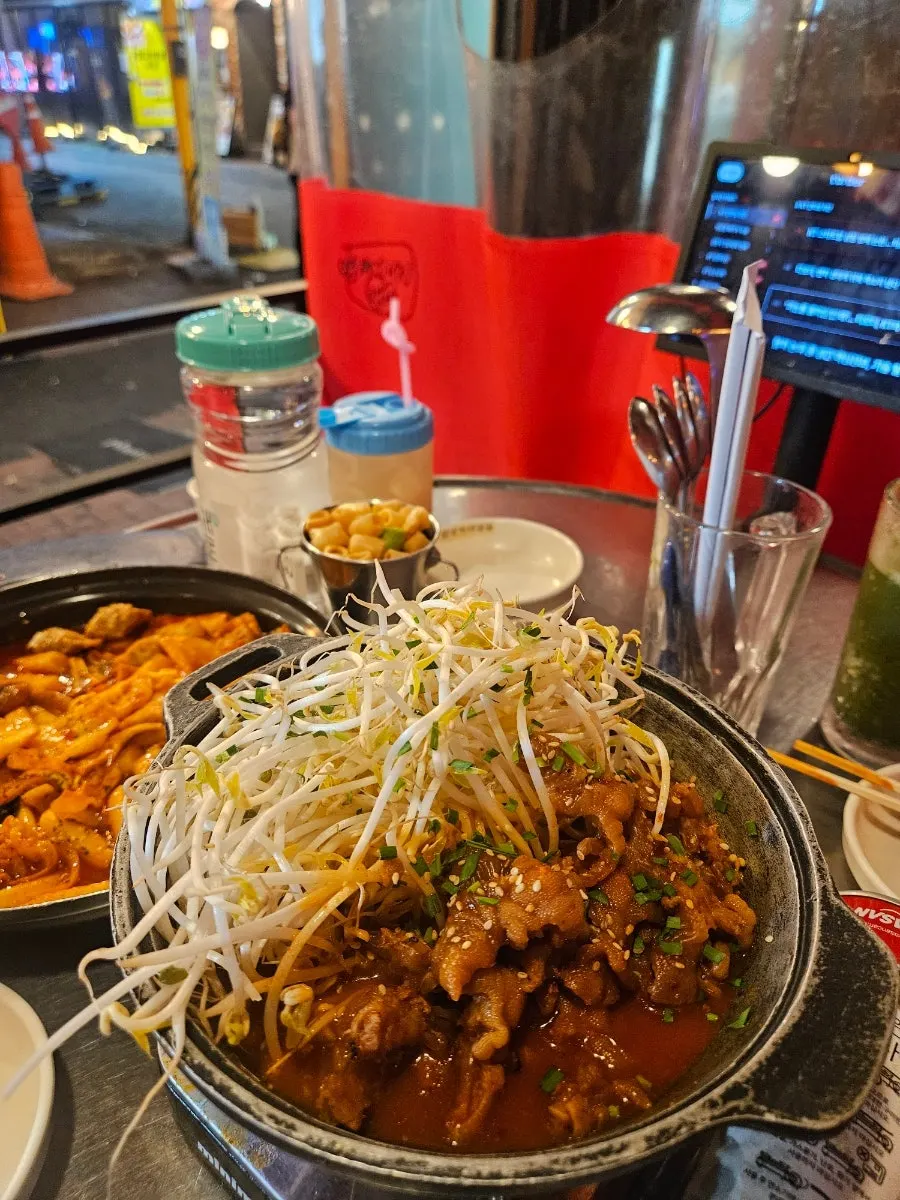 매콤한 떡볶이 접시와 술잔