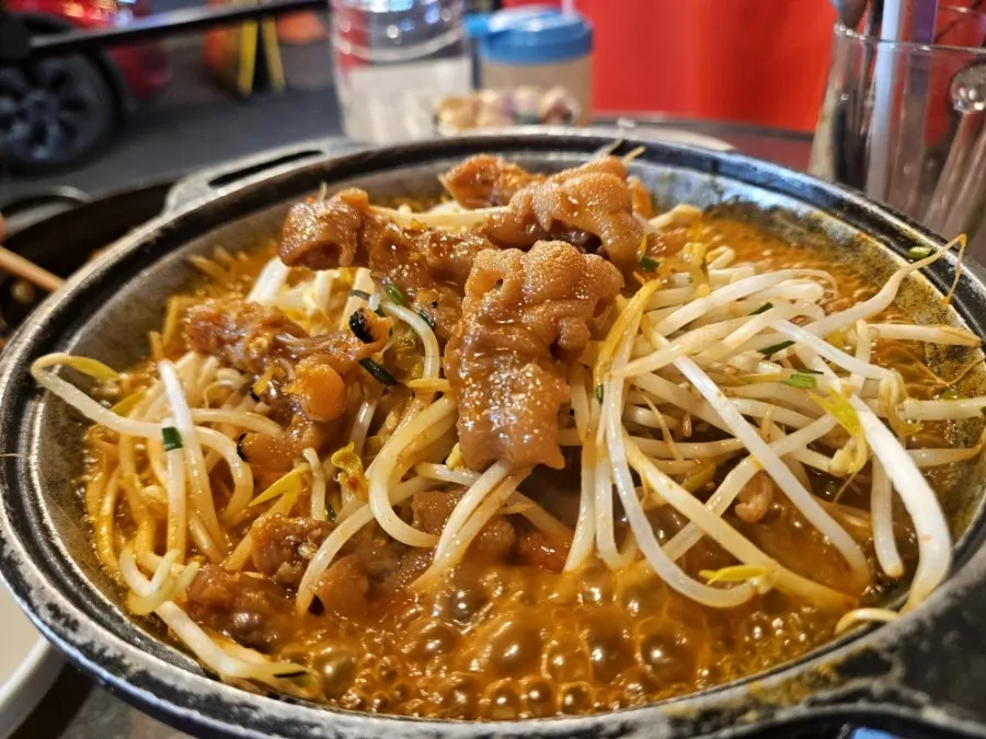 숙주나물이 올라간 국물닭발
