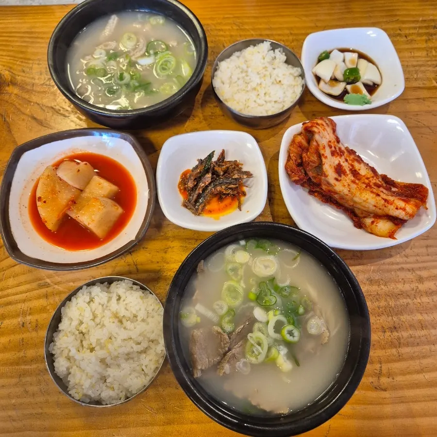 Seolleongtang and yangtang served at Hanwoojang