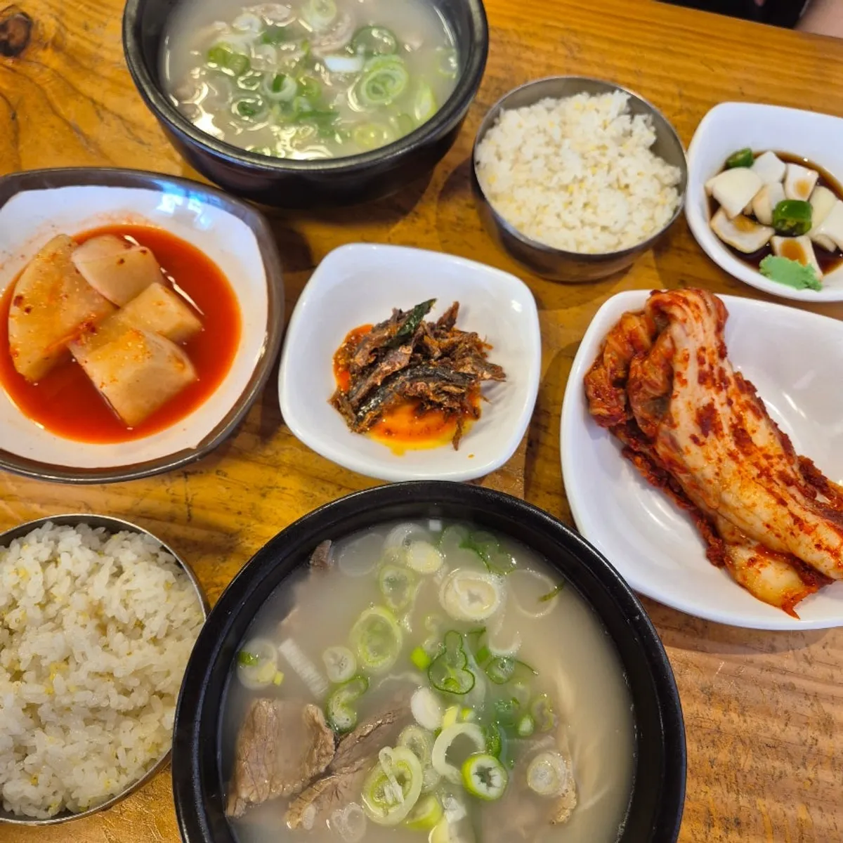 A bowl of Hanwoojang's milky-white seolleongtang