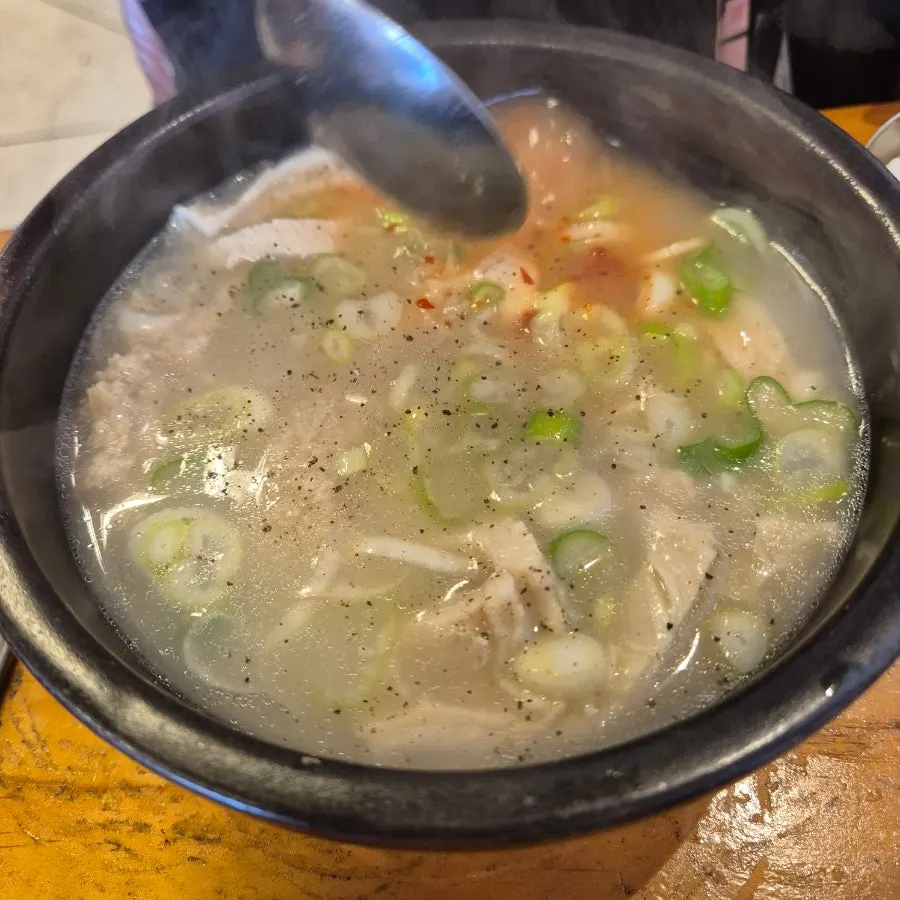 Seolleongtang with meat and noodles at Hanwoojang