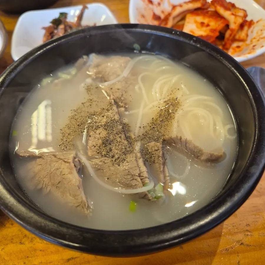 Broth and ingredients in Hanwoojang's seolleongtang
